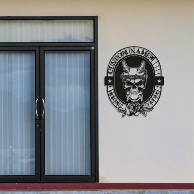 Kişiye Özel İsimli ve Kafatası Temalı Dövme Tabelası – Metal Duvar Dekoru, Dövme Sanatçısına Hediye, Dövme Stüdyosu Süsü, Stüdyo Tabelası